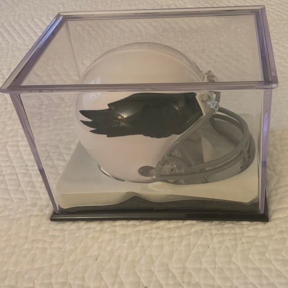 New Philadelphia Eagles MinWhite Football Helmet with Black Logo in Display Case - Picture 1 of 4